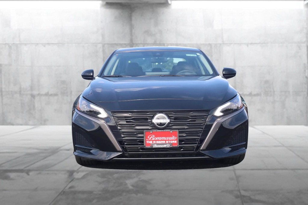 Nissan Altima Vehicle Full-screen Gallery Image 4