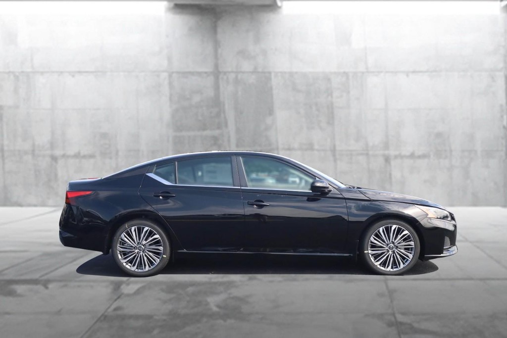 Nissan Altima Vehicle Full-screen Gallery Image 5