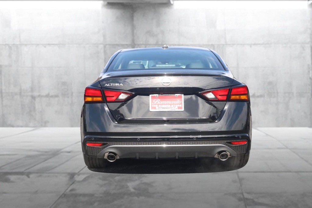 Nissan Altima Vehicle Full-screen Gallery Image 6