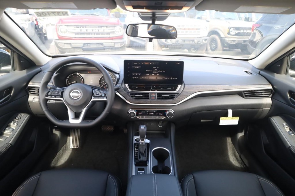 Nissan Altima Vehicle Full-screen Gallery Image 7
