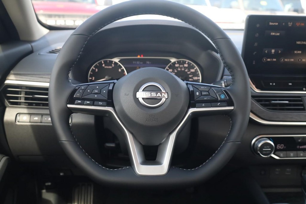 Nissan Altima Vehicle Full-screen Gallery Image 8