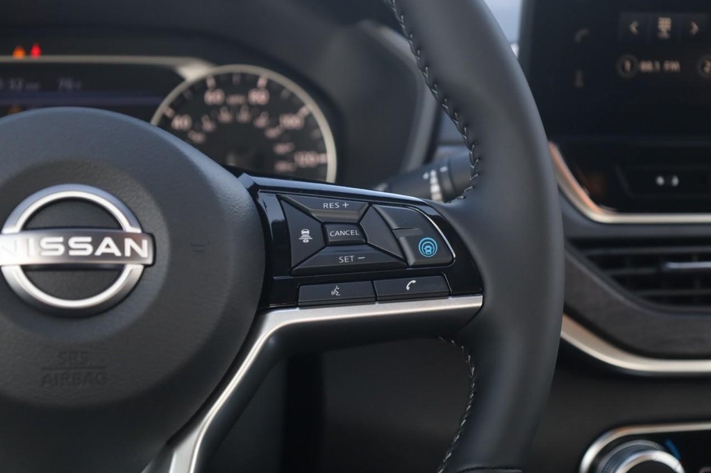 Nissan Altima Vehicle Full-screen Gallery Image 9