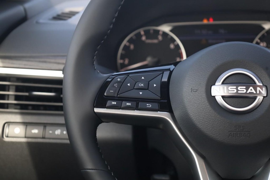 Nissan Altima Vehicle Full-screen Gallery Image 10