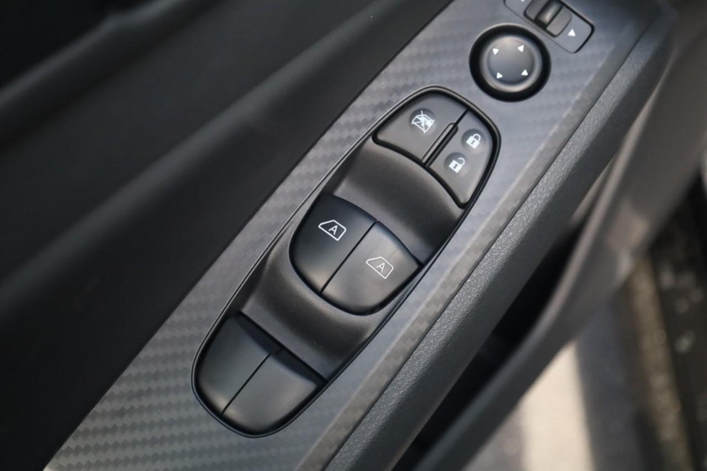 Nissan Altima Vehicle Full-screen Gallery Image 11