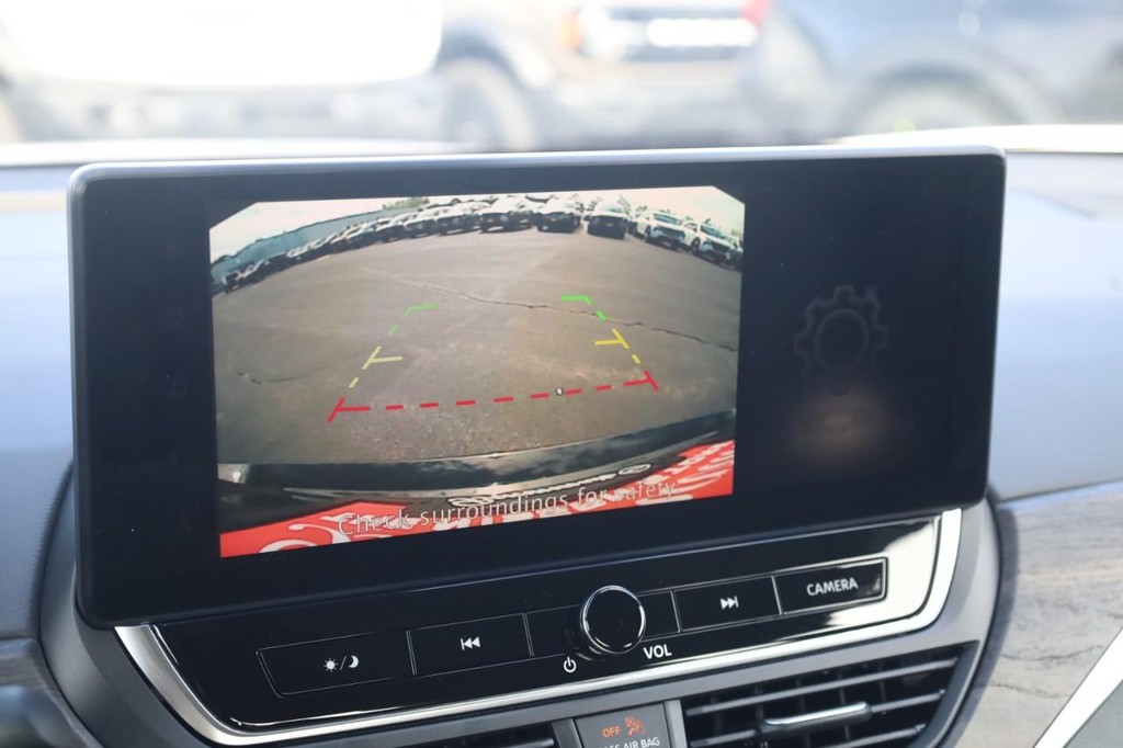 Nissan Altima Vehicle Full-screen Gallery Image 15