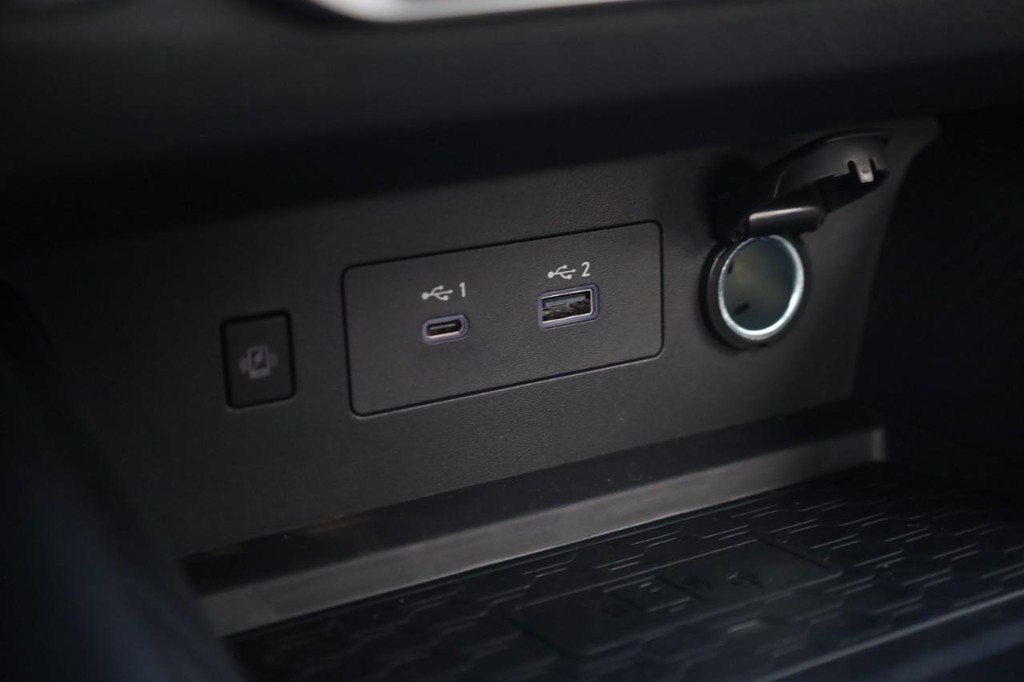 Nissan Altima Vehicle Full-screen Gallery Image 17