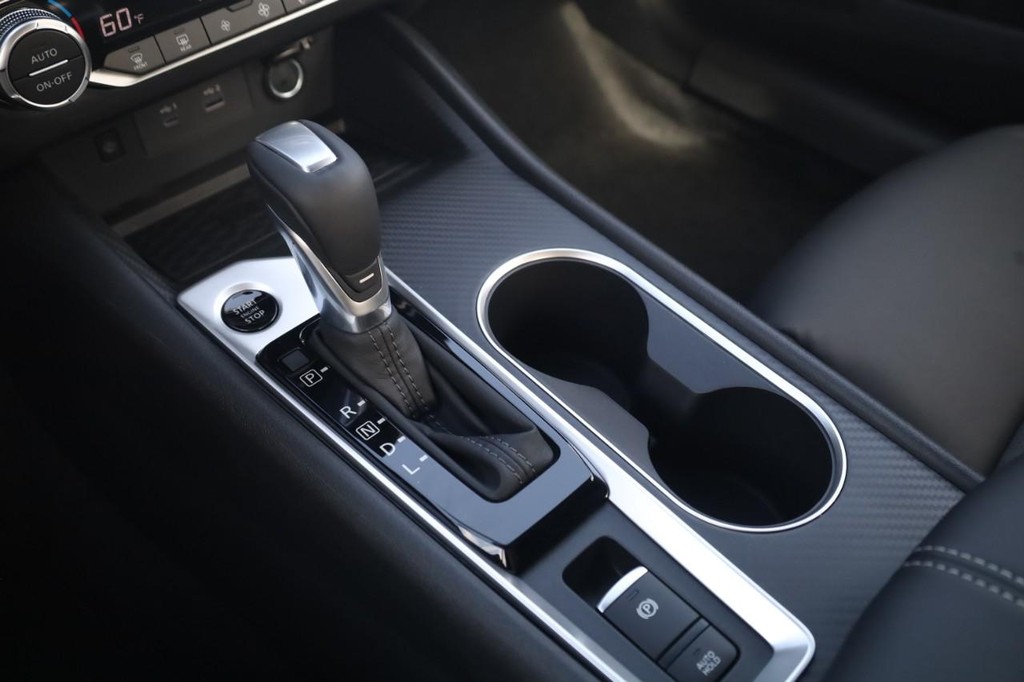 Nissan Altima Vehicle Full-screen Gallery Image 18