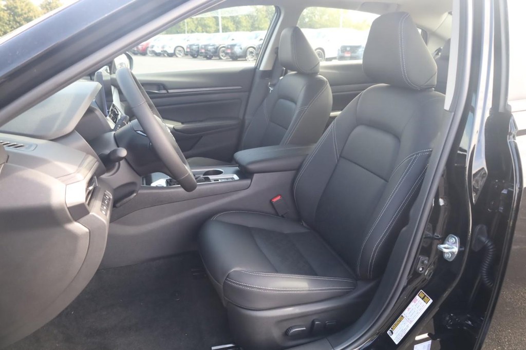 Nissan Altima Vehicle Full-screen Gallery Image 19
