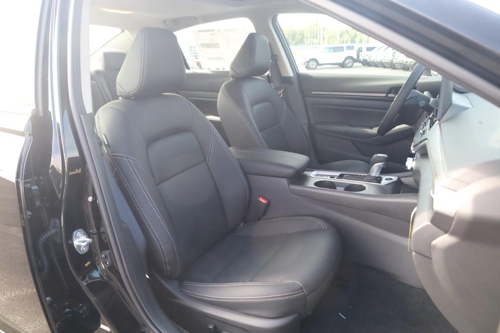 Nissan Altima Vehicle Full-screen Gallery Image 20