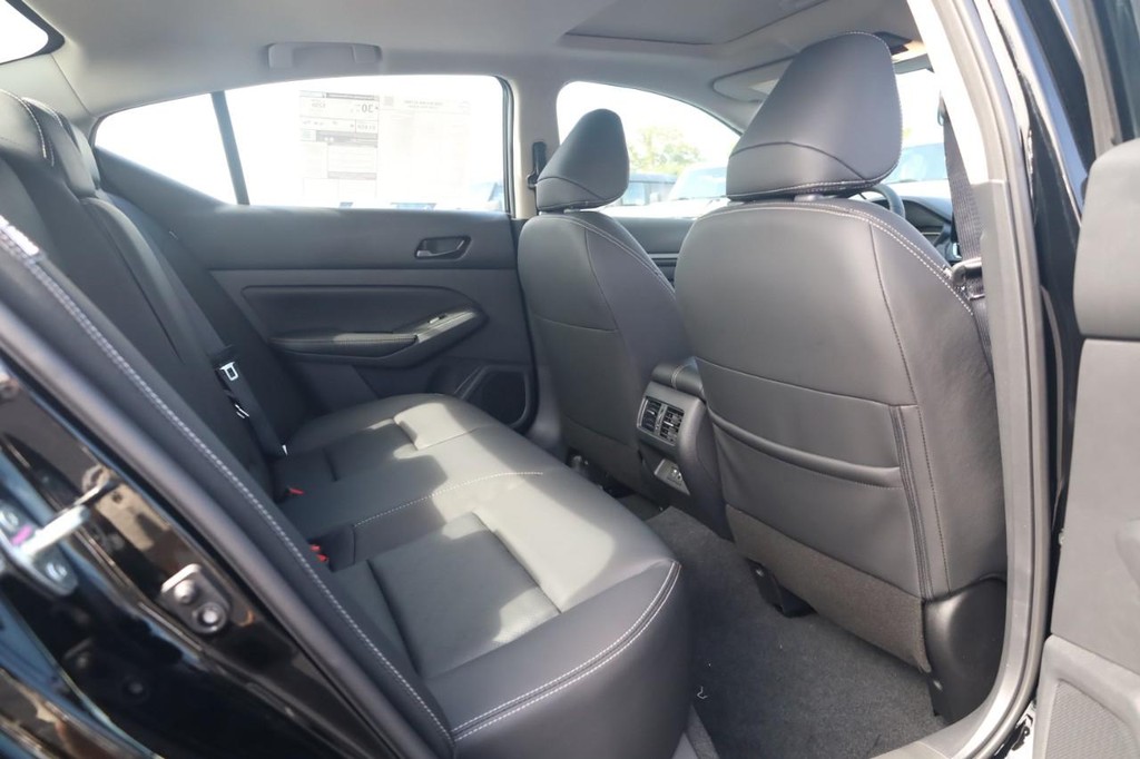 Nissan Altima Vehicle Full-screen Gallery Image 21