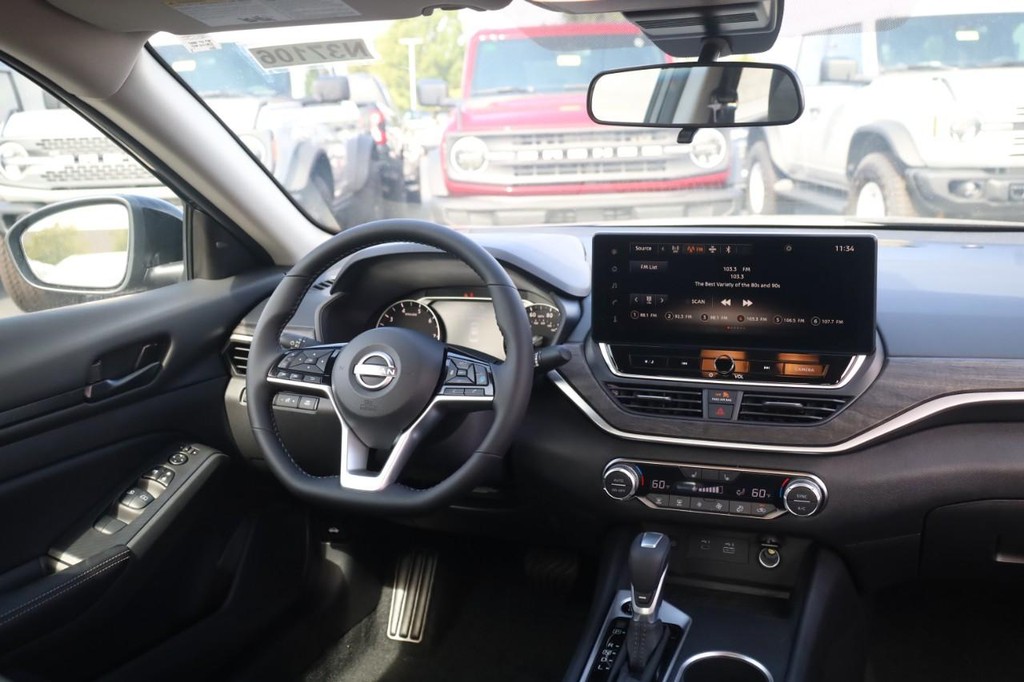 Nissan Altima Vehicle Full-screen Gallery Image 22