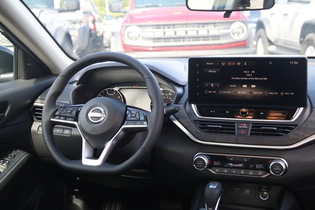 Nissan Altima Vehicle Full-screen Gallery Image 23