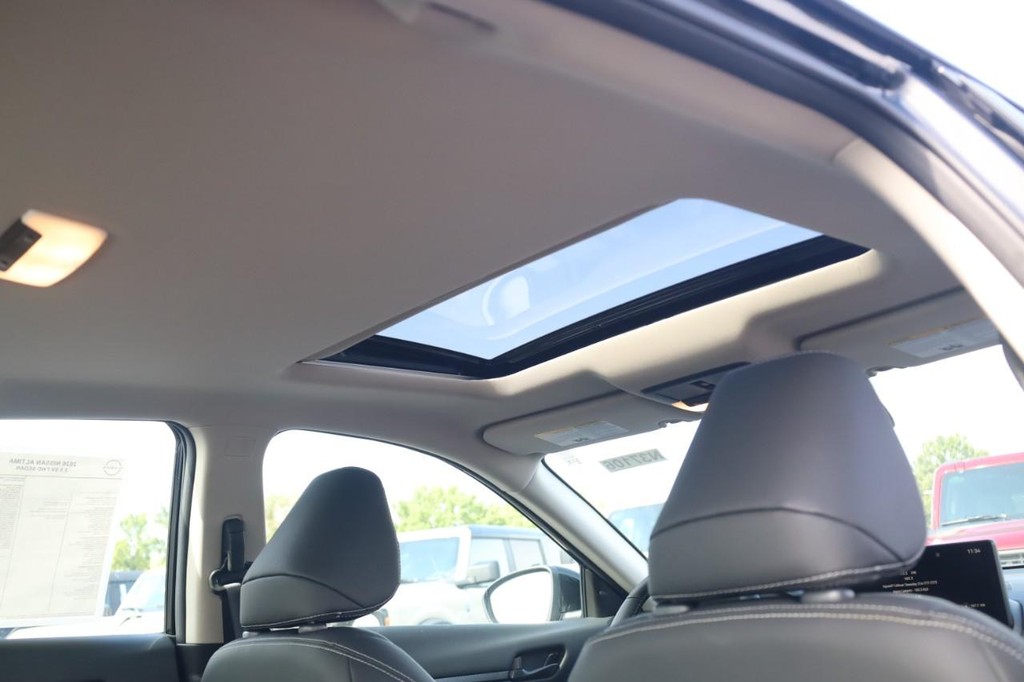 Nissan Altima Vehicle Full-screen Gallery Image 24
