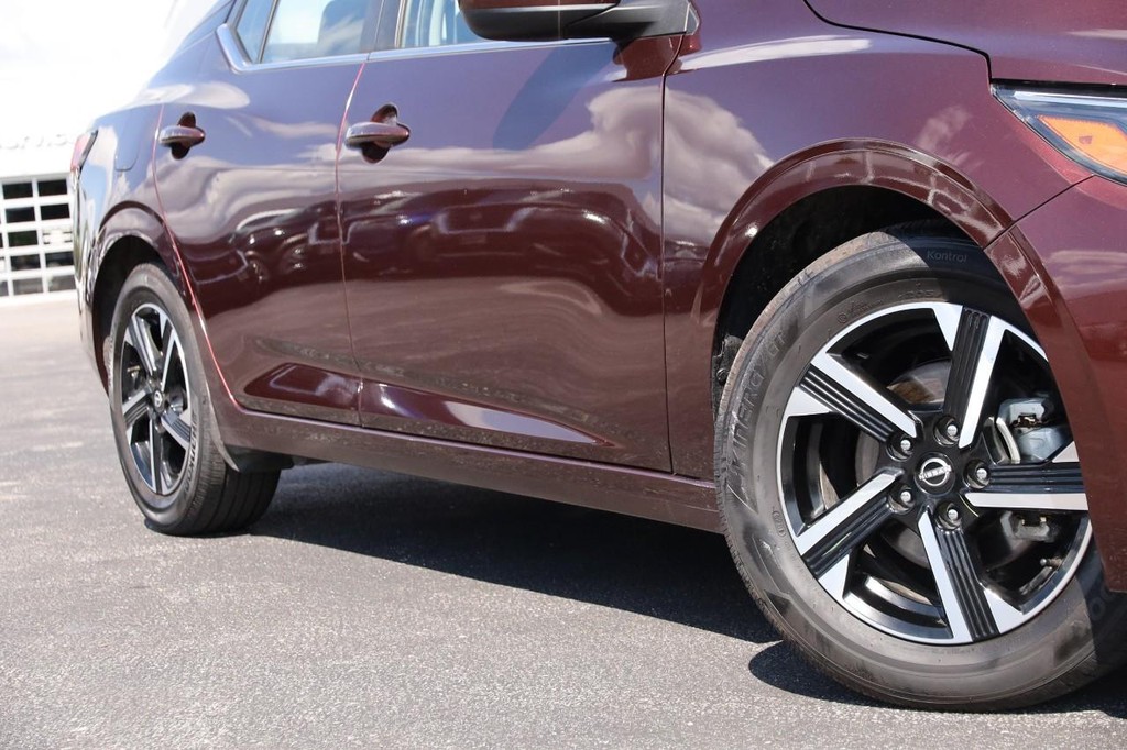 Nissan Sentra Vehicle Full-screen Gallery Image 3