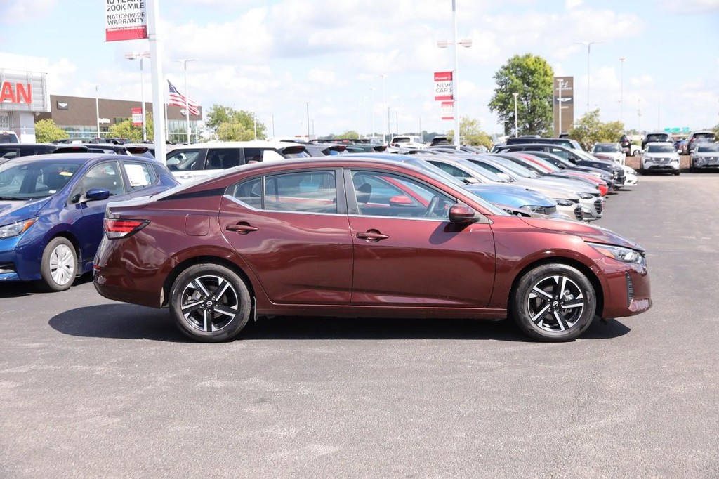 Nissan Sentra Vehicle Full-screen Gallery Image 5