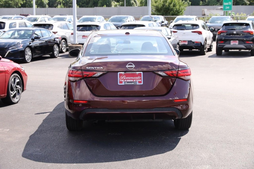 Nissan Sentra Vehicle Full-screen Gallery Image 6