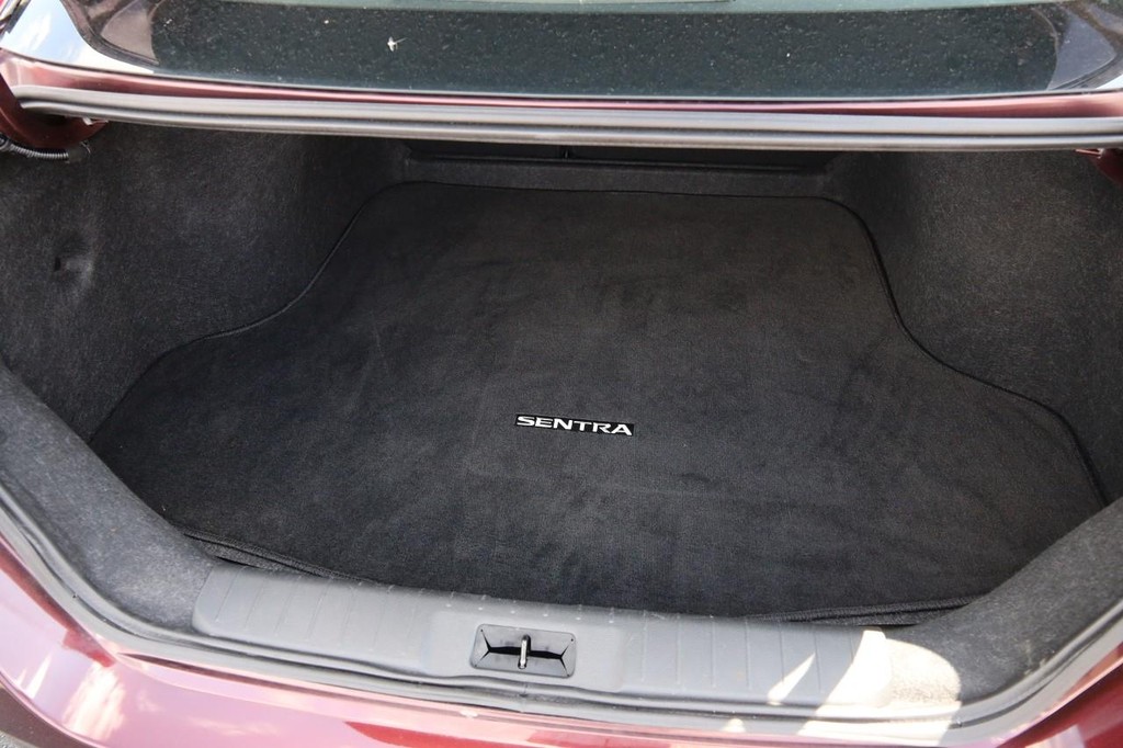 Nissan Sentra Vehicle Full-screen Gallery Image 7