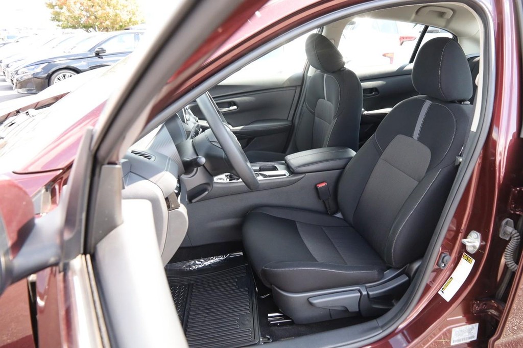 Nissan Sentra Vehicle Full-screen Gallery Image 8