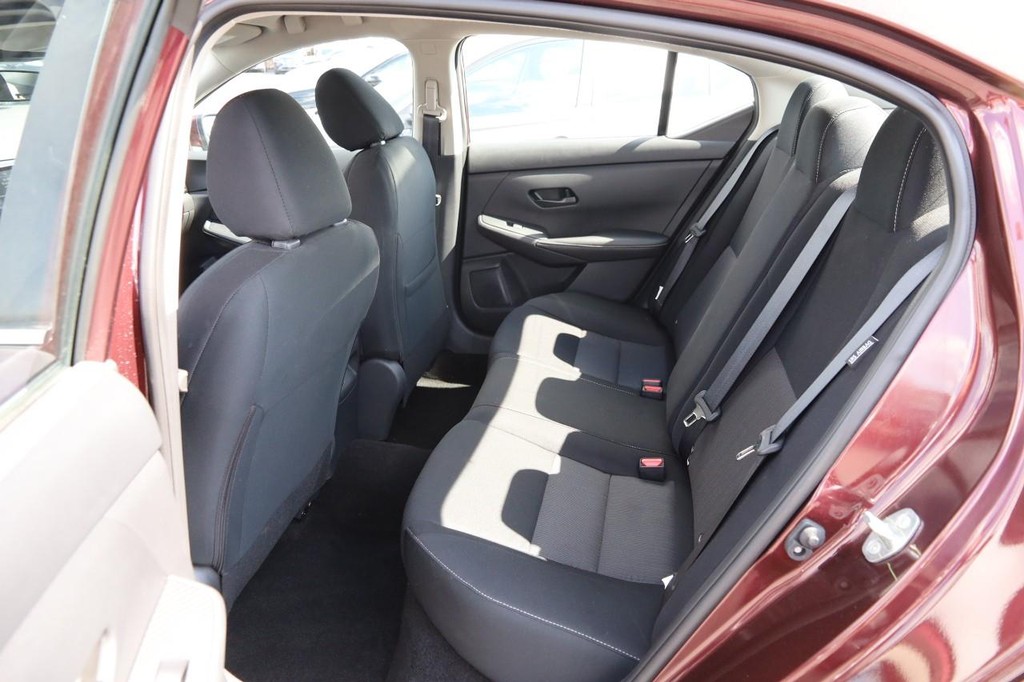 Nissan Sentra Vehicle Full-screen Gallery Image 9
