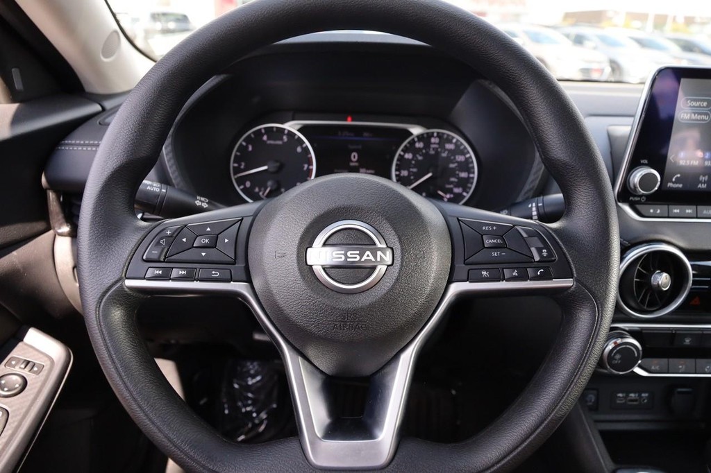 Nissan Sentra Vehicle Full-screen Gallery Image 10