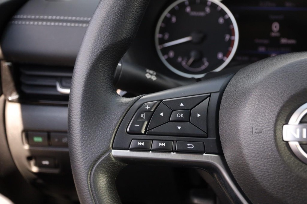 Nissan Sentra Vehicle Full-screen Gallery Image 11