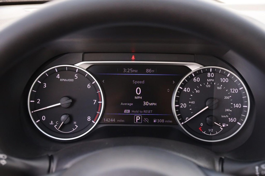 Nissan Sentra Vehicle Full-screen Gallery Image 13