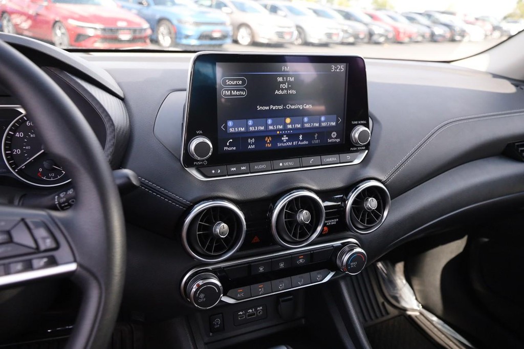 Nissan Sentra Vehicle Full-screen Gallery Image 14