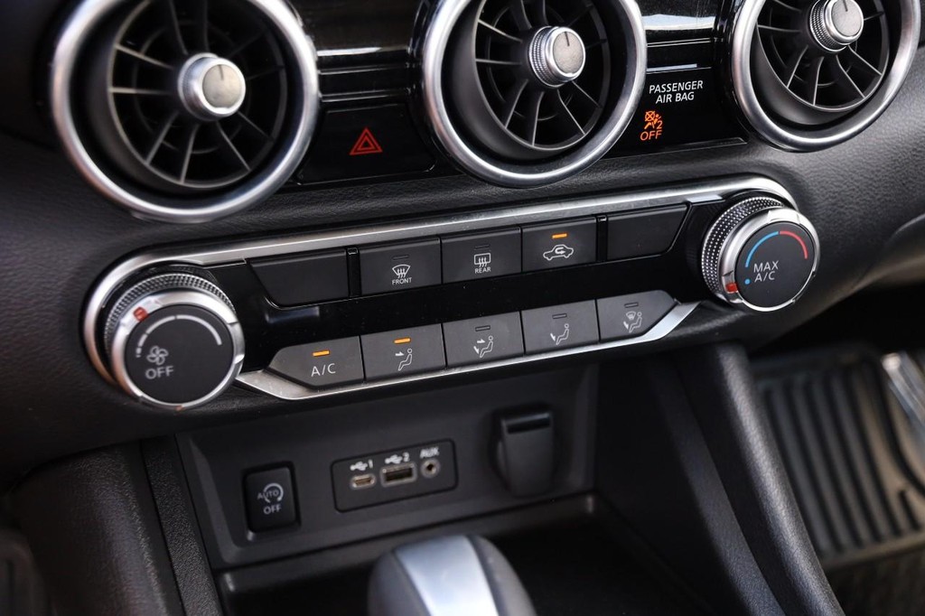 Nissan Sentra Vehicle Full-screen Gallery Image 17