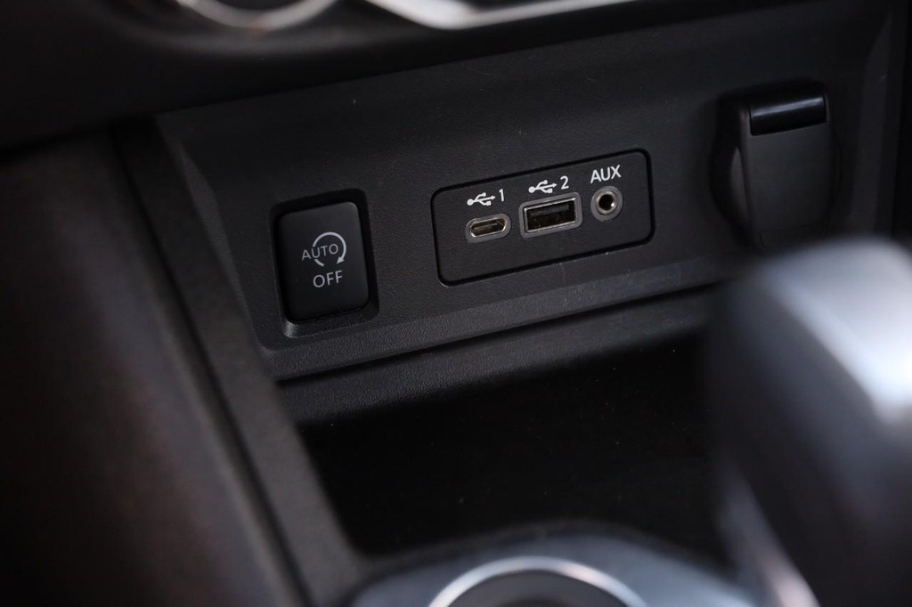 Nissan Sentra Vehicle Full-screen Gallery Image 18