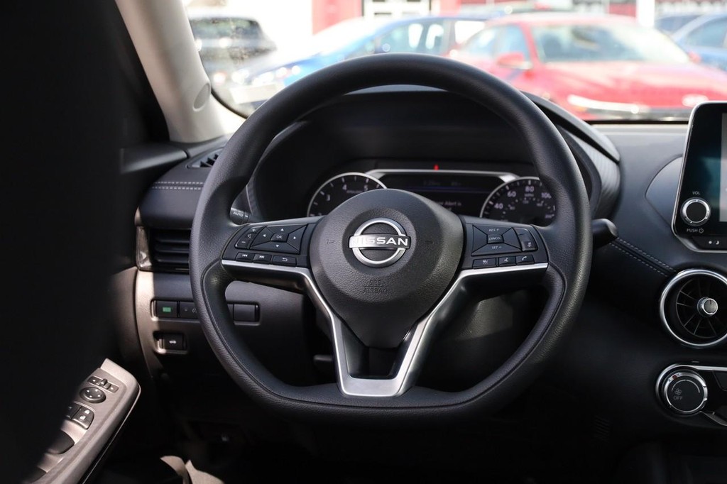 Nissan Sentra Vehicle Full-screen Gallery Image 23