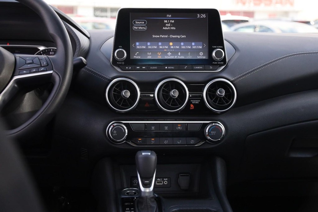 Nissan Sentra Vehicle Full-screen Gallery Image 24