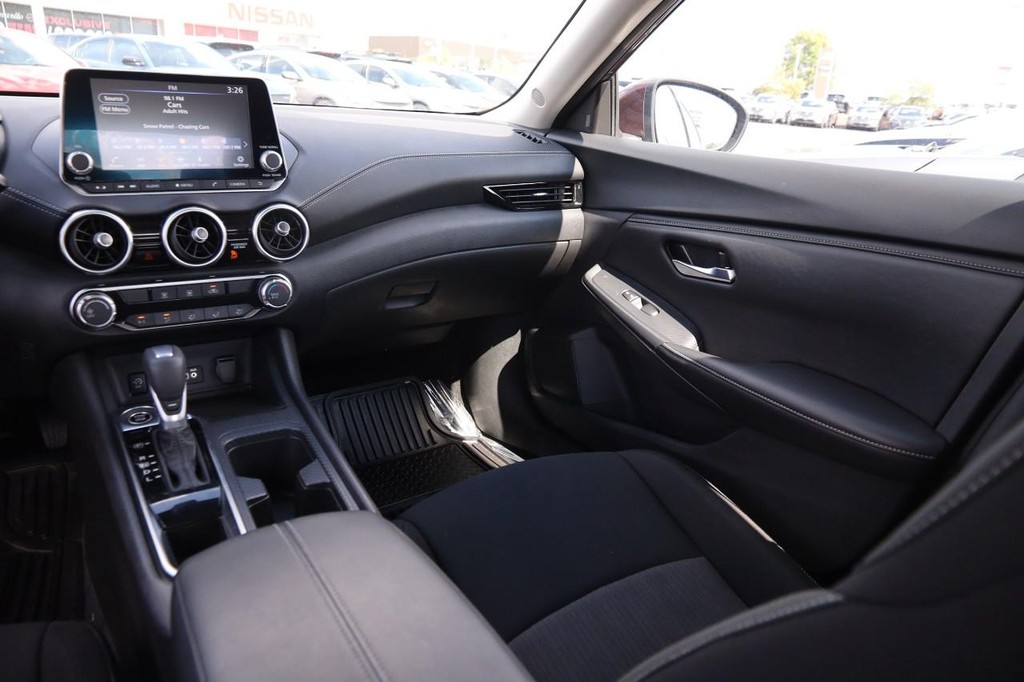 Nissan Sentra Vehicle Full-screen Gallery Image 25