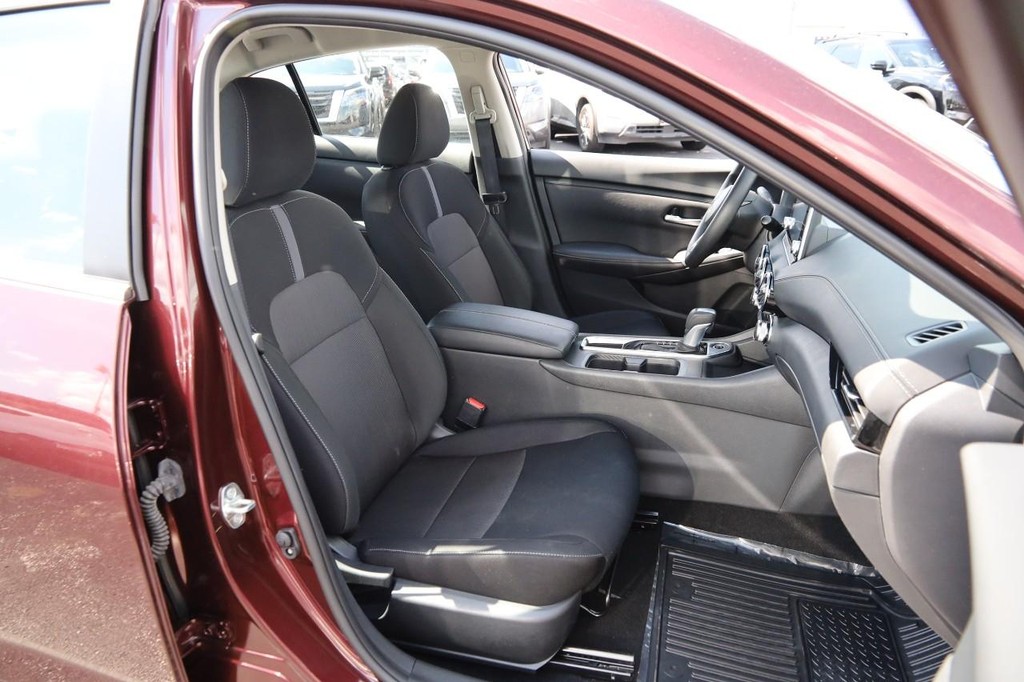 Nissan Sentra Vehicle Full-screen Gallery Image 26