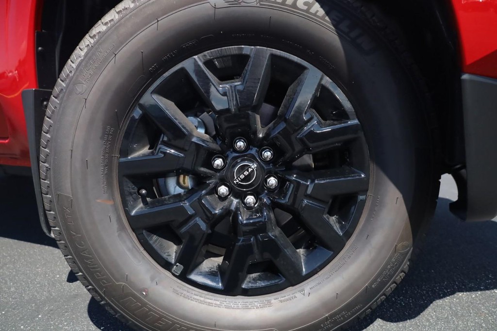 Nissan Frontier Vehicle Full-screen Gallery Image 2