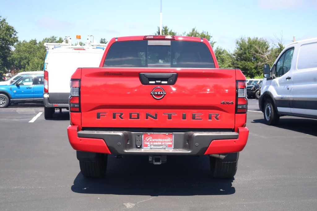 Nissan Frontier Vehicle Full-screen Gallery Image 5
