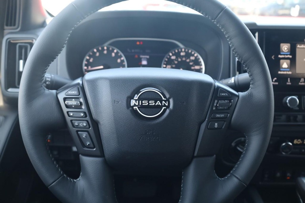Nissan Frontier Vehicle Full-screen Gallery Image 7