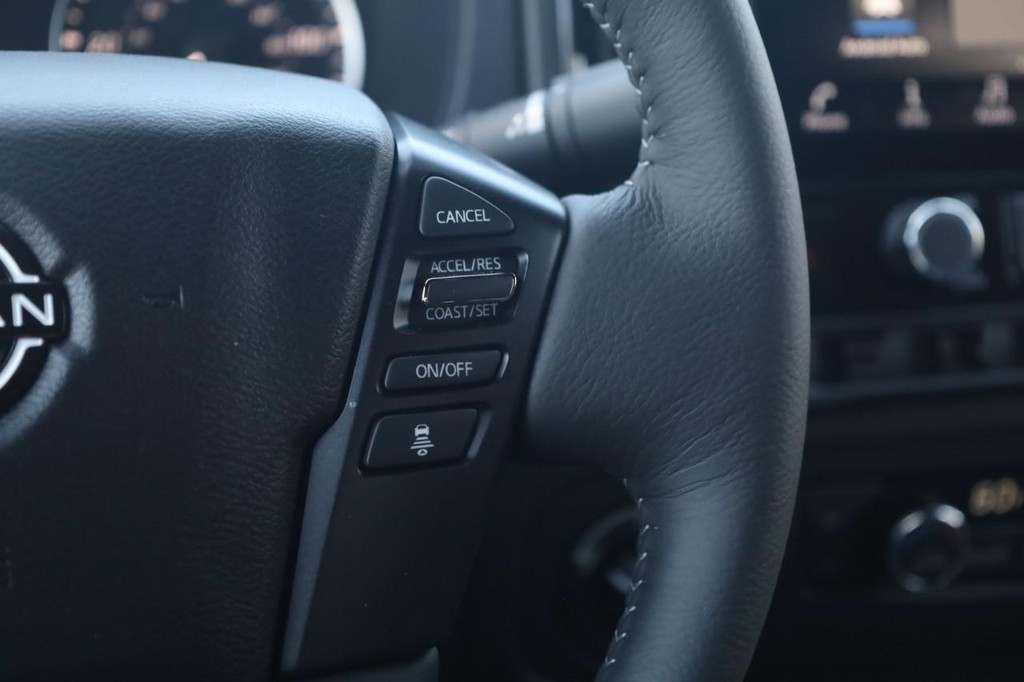 Nissan Frontier Vehicle Full-screen Gallery Image 8