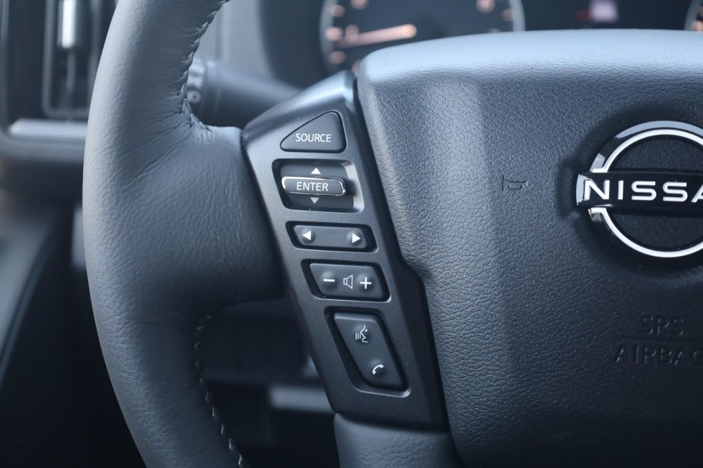 Nissan Frontier Vehicle Full-screen Gallery Image 9