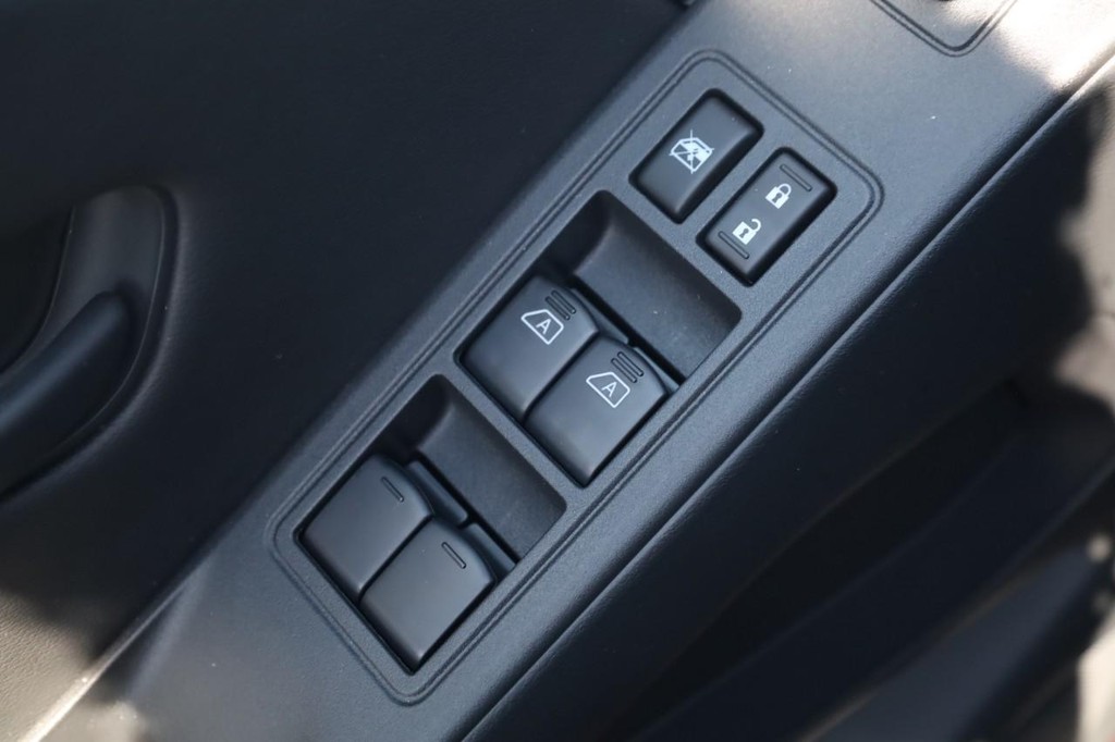 Nissan Frontier Vehicle Full-screen Gallery Image 10