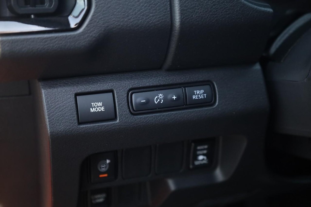 Nissan Frontier Vehicle Full-screen Gallery Image 11