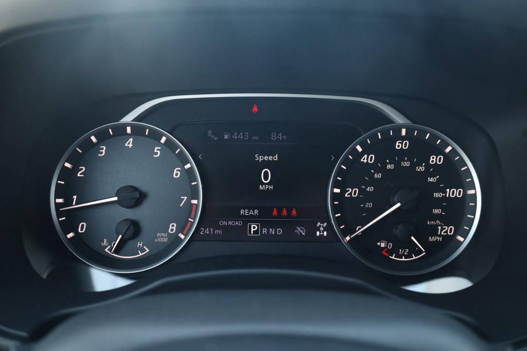 Nissan Frontier Vehicle Full-screen Gallery Image 12