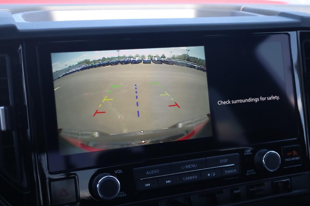 Nissan Frontier Vehicle Full-screen Gallery Image 14