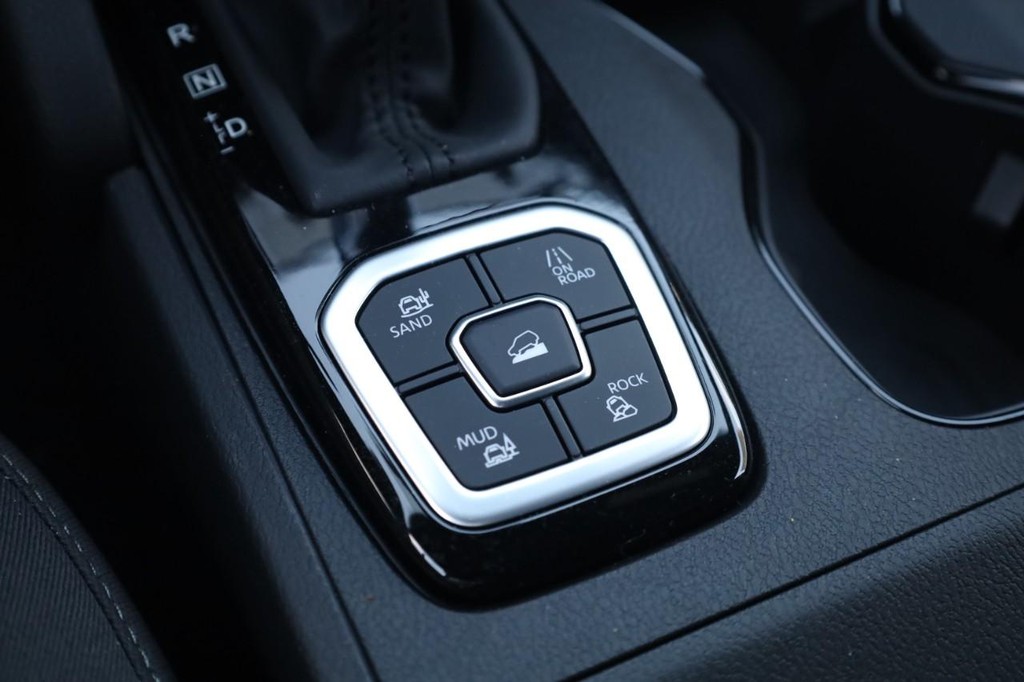 Nissan Frontier Vehicle Full-screen Gallery Image 17