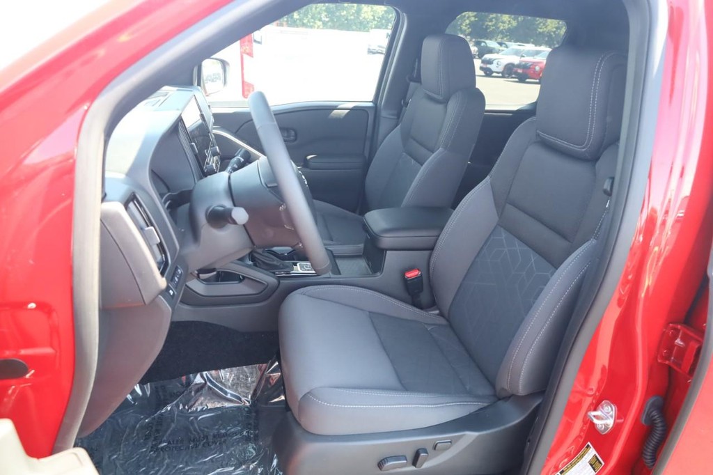 Nissan Frontier Vehicle Full-screen Gallery Image 19