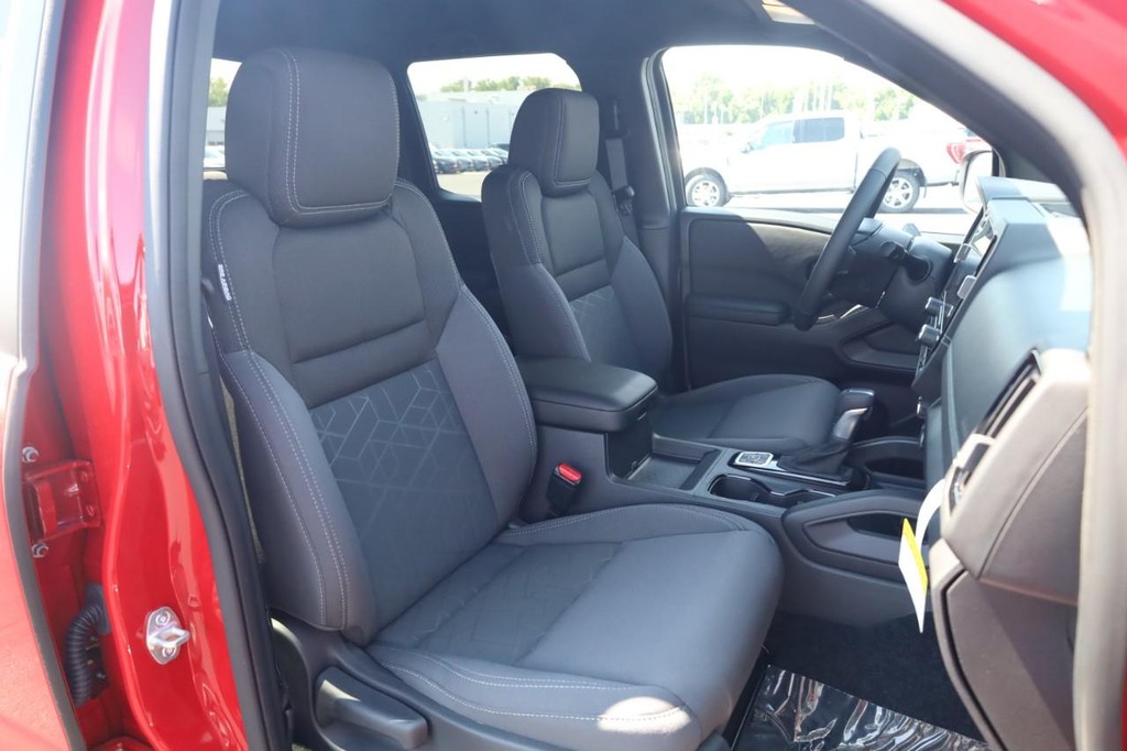 Nissan Frontier Vehicle Full-screen Gallery Image 20