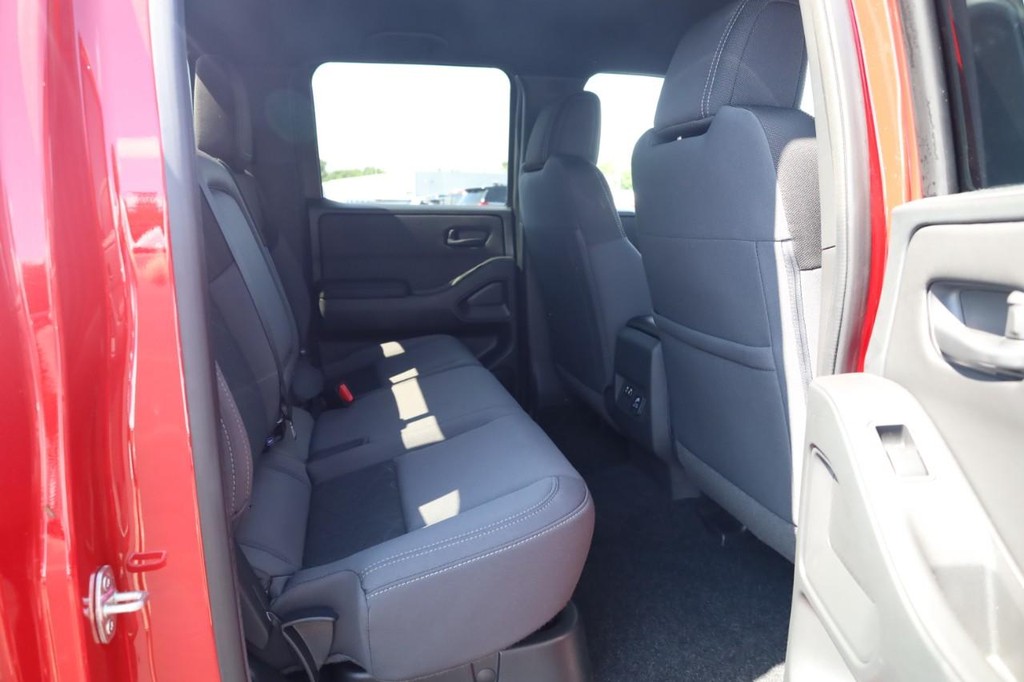Nissan Frontier Vehicle Full-screen Gallery Image 21