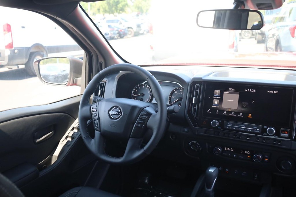Nissan Frontier Vehicle Full-screen Gallery Image 23