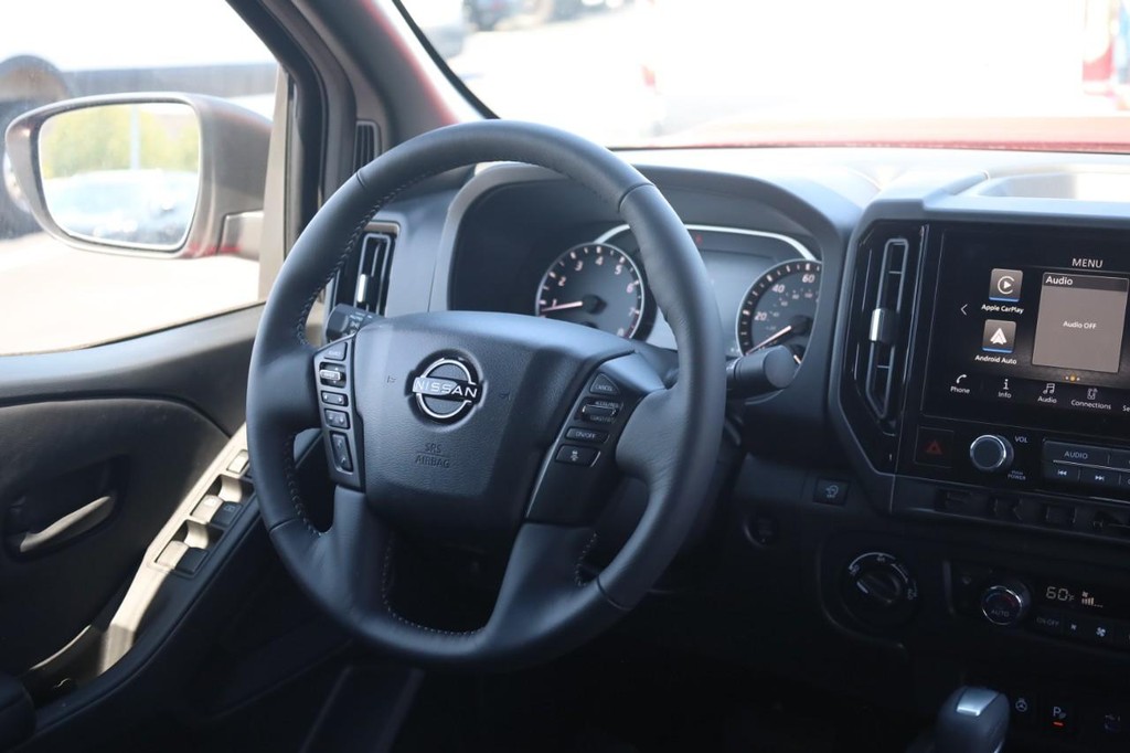 Nissan Frontier Vehicle Full-screen Gallery Image 24
