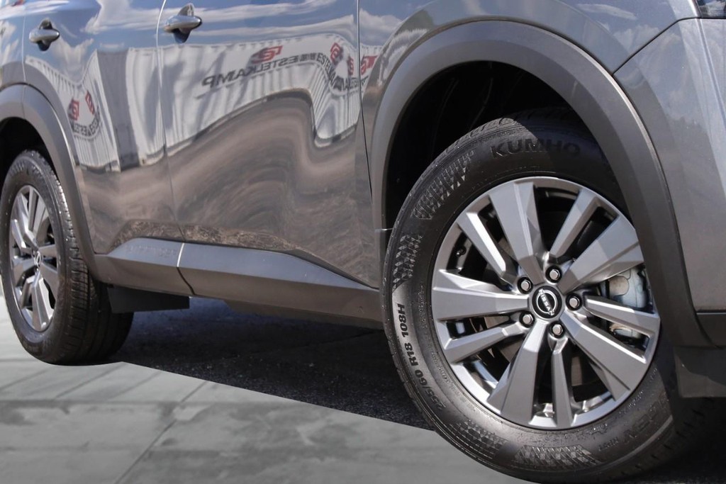 Nissan Pathfinder Vehicle Full-screen Gallery Image 3