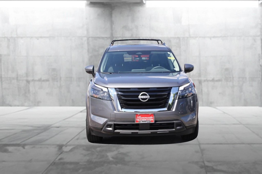 Nissan Pathfinder Vehicle Full-screen Gallery Image 4